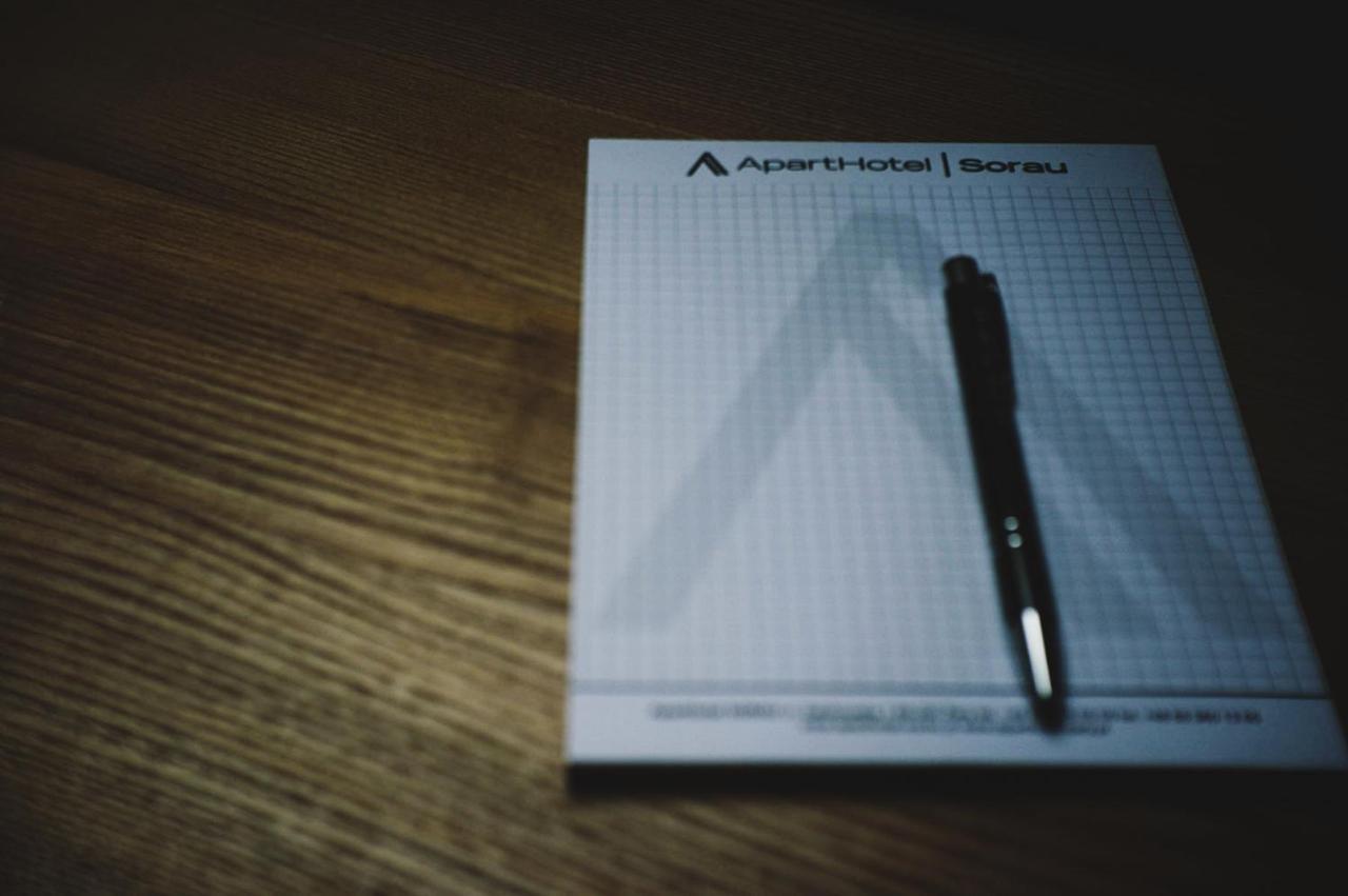 ז'ארי Apartsuites I Sorau מראה חיצוני תמונה A pen and a notepad