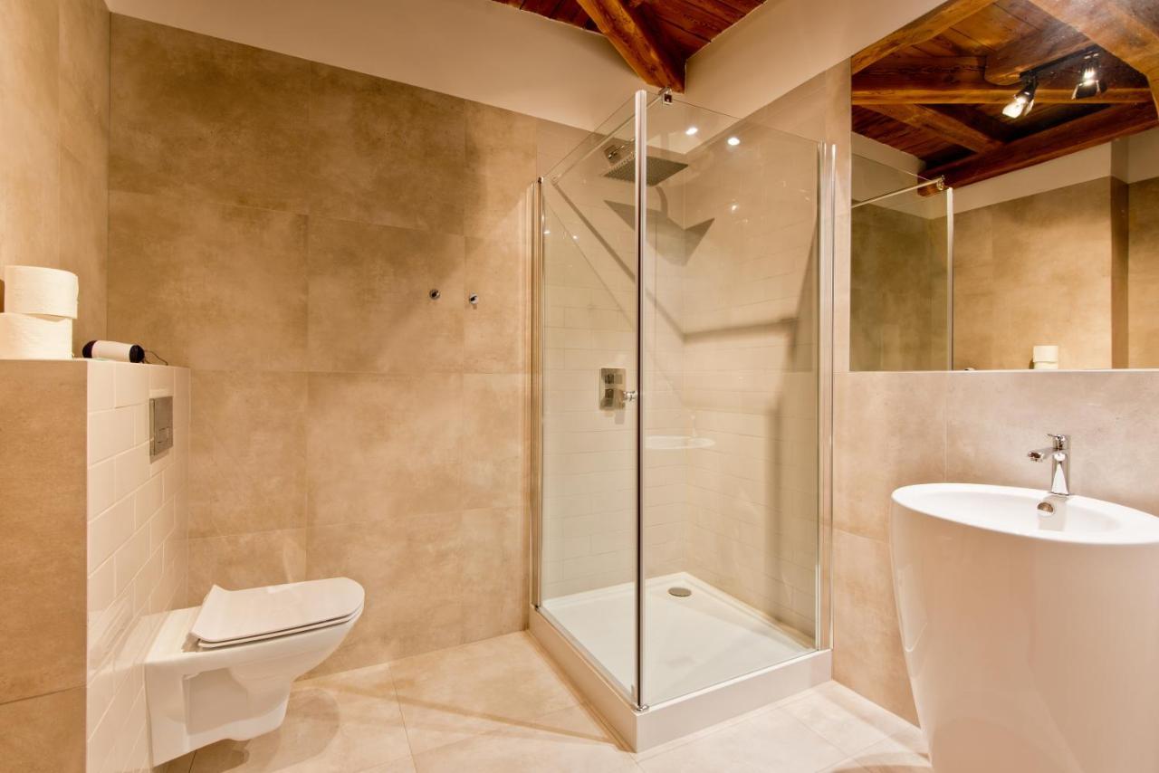 ז'ארי Apartsuites I Sorau מראה חיצוני תמונה A shower enclosure