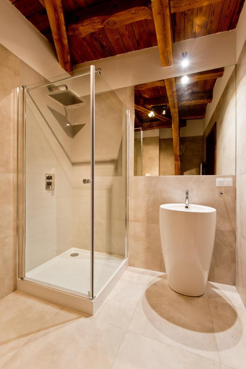 ז'ארי Apartsuites I Sorau מראה חיצוני תמונה A shower enclosure