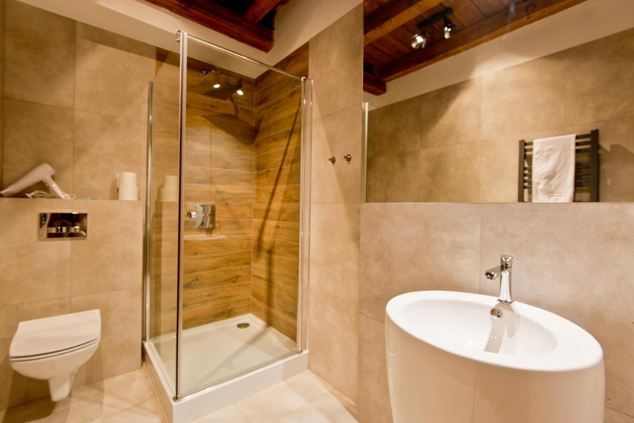 ז'ארי Apartsuites I Sorau מראה חיצוני תמונה A shower enclosure