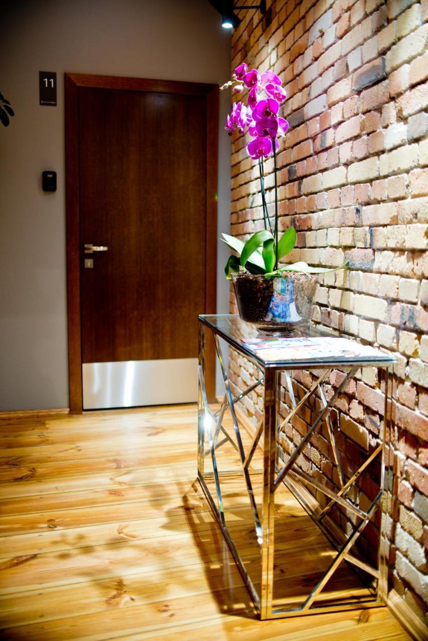 ז'ארי Apartsuites I Sorau מראה חיצוני תמונה A modern console table