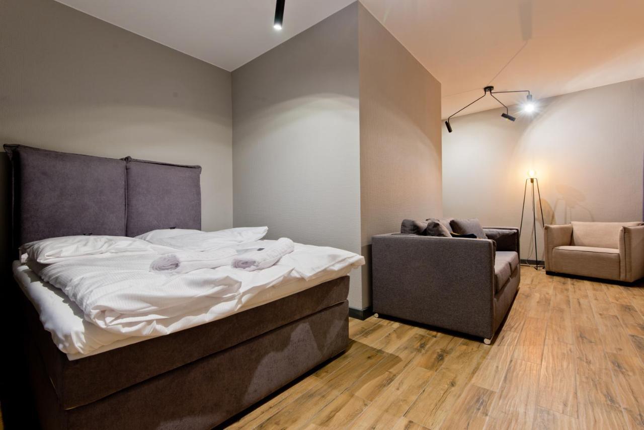 ז'ארי Apartsuites I Sorau מראה חיצוני תמונה A bedroom with a sofa bed
