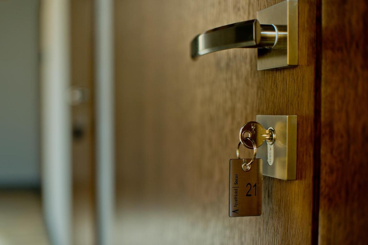ז'ארי Apartsuites I Sorau מראה חיצוני תמונה A door with a key in the lock
